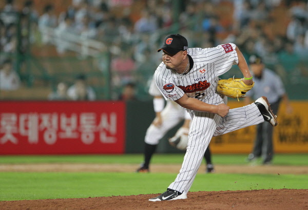 구원등판한 송승준선수의 역투모습